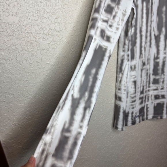 Under Armor White Gray Cold Gear Mock Fitted Pullover Top Women's Size Large - Picture 7 of 11